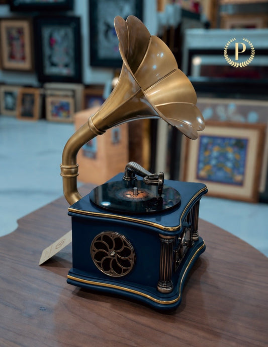 Working gramophone with Bluetooth, USB and AUX connectivity